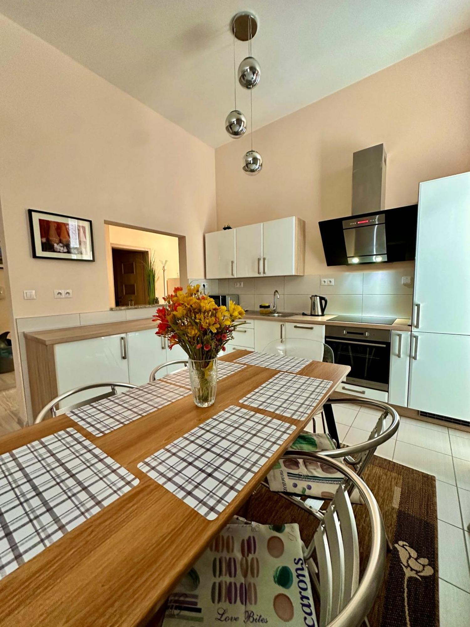 Princess Main Square Apartment โปปรัด ภายนอก รูปภาพ